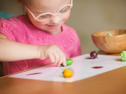 En flicka som raknar och sorterar